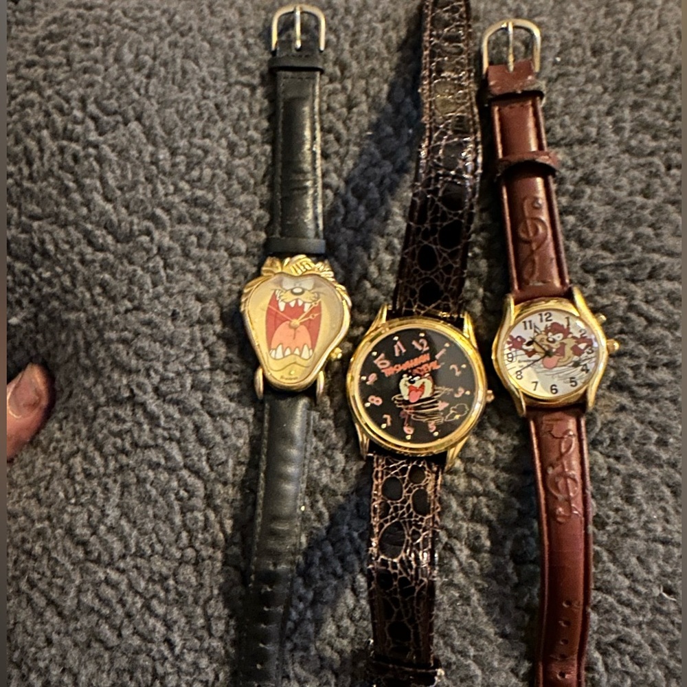 Vintage 
Lot of 3 Vintage early 90s Tasmanian devil wrist watches.